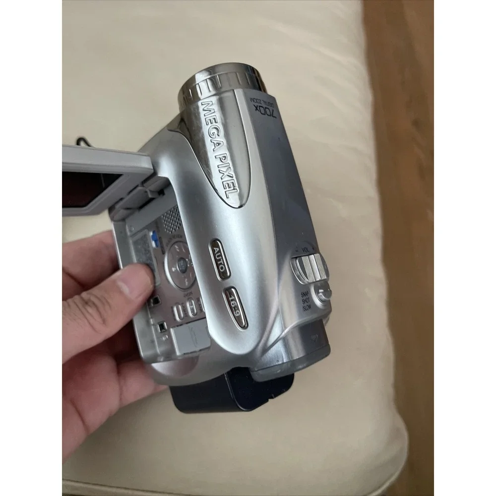 JVC GR-D250U Mini DV Camcorder WITH CHARGER ,c1 , (not Working) Code 6
